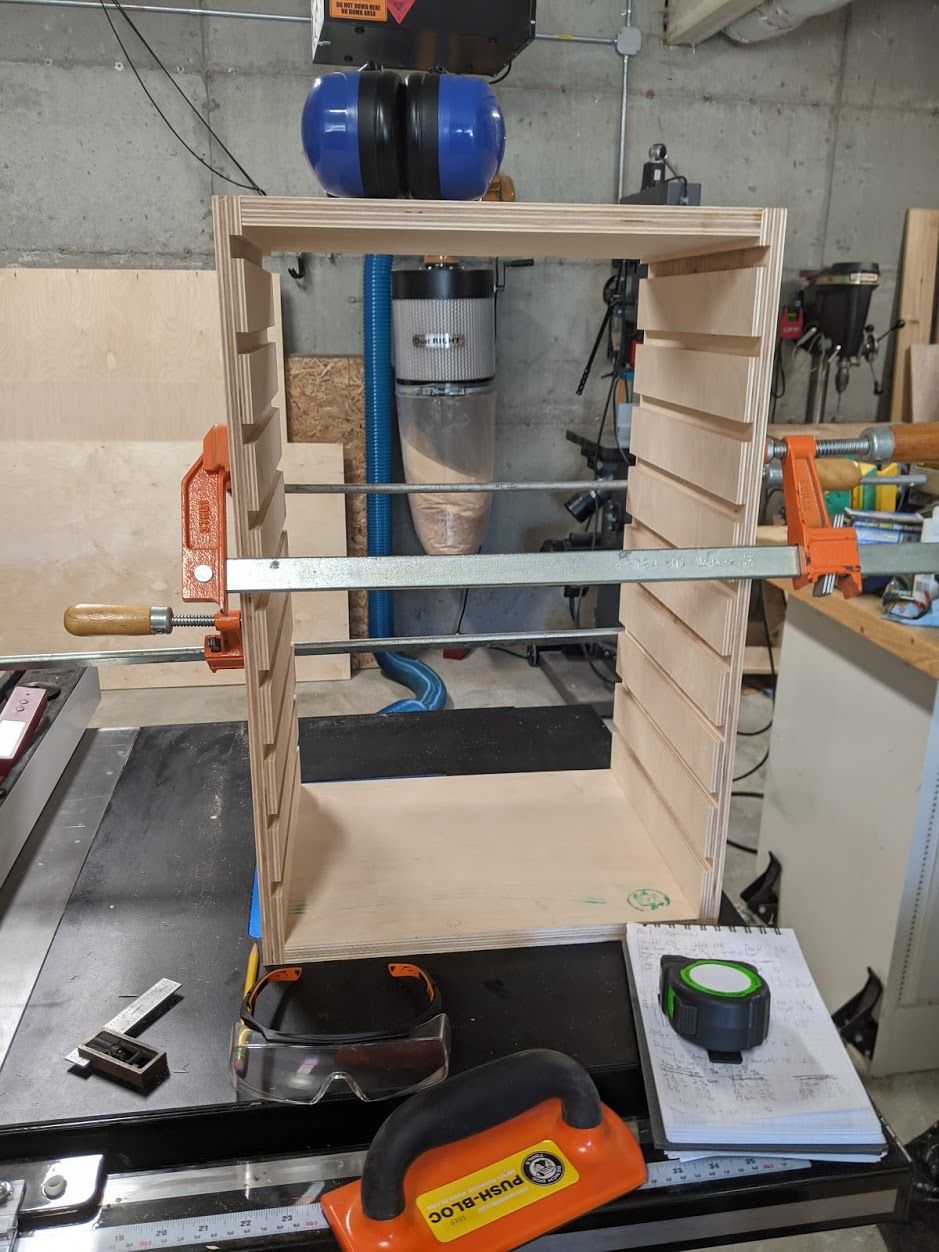 Clamping the organizer to adjust the width of the middle